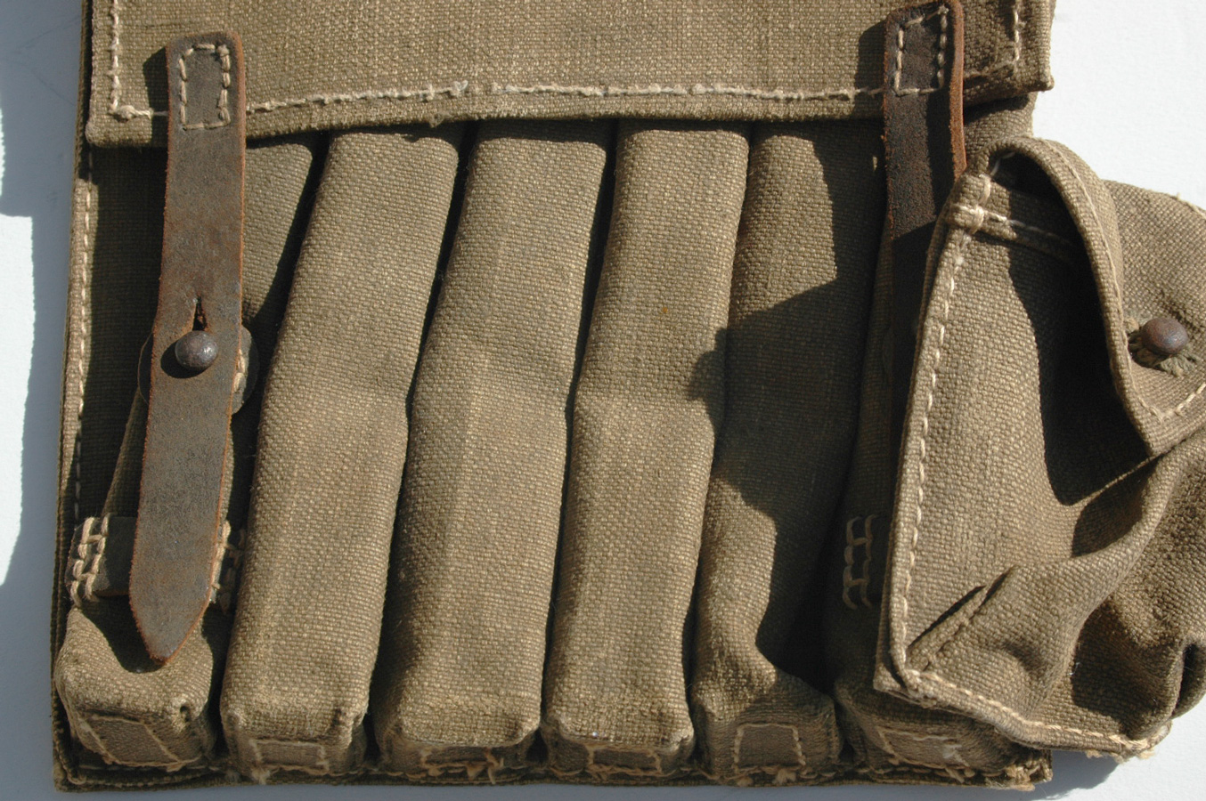 Reproduction MP40 6-Cell Pouch