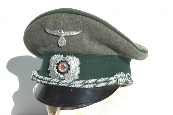 peaked visor cap